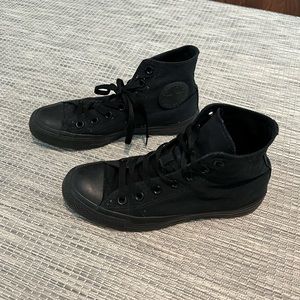 All black converse Women’s 7.5